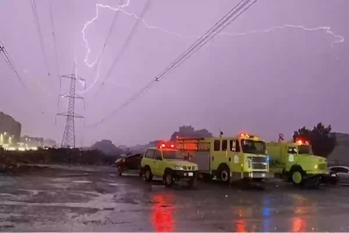 احتجاز 5 أشخاص في سيل داخل مركبة .. والدفاع المدني بالطائف يباشر.