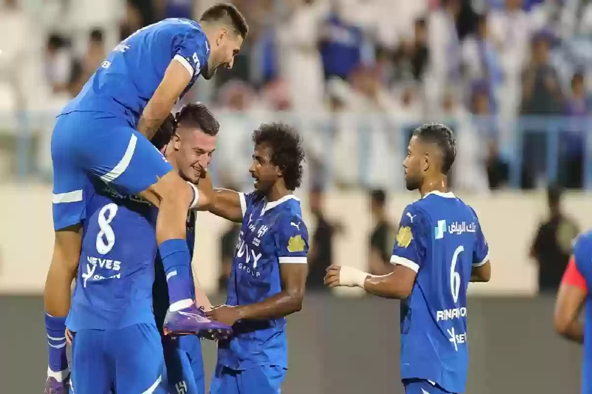 هل تهرب الحكم من طرد لاعب الهلال في مباراة الأخدود؟ .. خبير تحكيمي يحسمها.